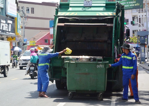 Gia tăng rác thải sinh hoạt trong thành phố đang gây áp lực lên các công nhân ngành môi trường. Gia tăng rác thải sinh hoạt trong thành phố đang gây áp lực lên các công nhân ngành môi trường.
