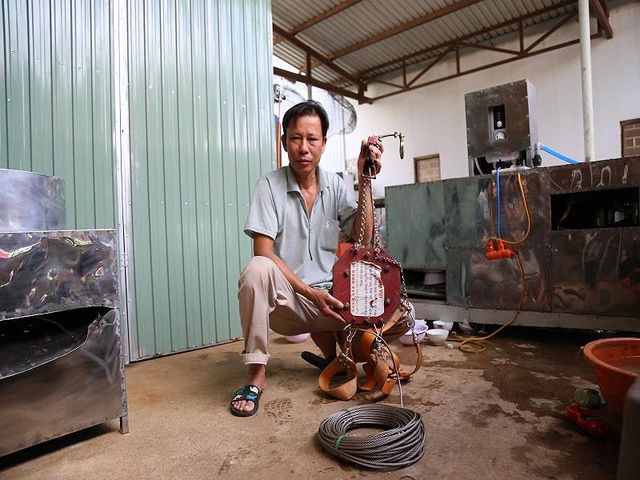 Chiếc ròng rọc thoát hiểm cho nhà cao tầng của ông Trung. Ảnh: Huy Trường Chiếc ròng rọc thoát hiểm cho nhà cao tầng của ông Trung. Ảnh: Huy Trường