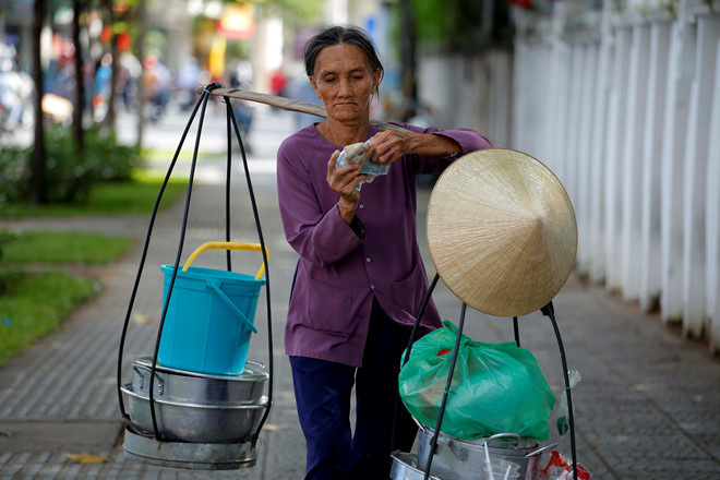 GS Đặng Hùng Võ: Tăng thuế để hạn chế dân di cư vào Hà Nội, TP.HCM - Ảnh 1.