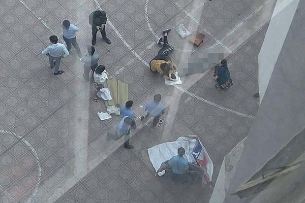 Sinh viên ĐH Kiến trúc Hà Nội bị thương nặng vì người tự tử rơi trúng - Ảnh 2. Sinh viên ĐH Kiến trúc Hà Nội bị thương nặng vì người tự tử rơi trúng - Ảnh 2.