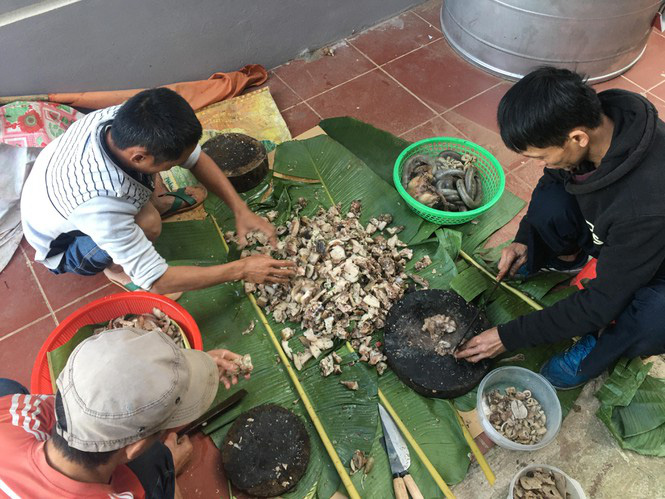 Nhà cầu thủ Hà Đức Chinh: Mổ lợn, làm 10 mâm khao người hâm mộ - Ảnh 2. Nhà cầu thủ Hà Đức Chinh: Mổ lợn, làm 10 mâm khao người hâm mộ - Ảnh 2.