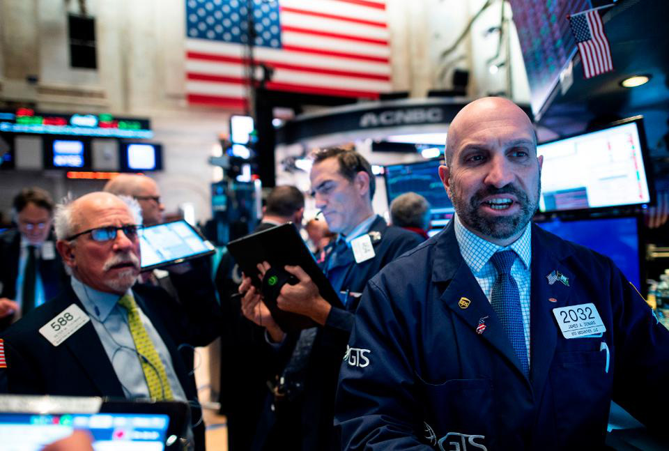 Dow Jones tăng 580 điểm dù số ca nhiễm Covid-19 tại Mỹ vượt 2,5 triệu - Ảnh 1. Dow Jones tăng 580 điểm dù số ca nhiễm Covid-19 tại Mỹ vượt 2,5 triệu - Ảnh 1.