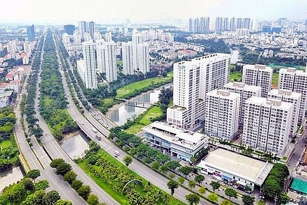 Rủi ro rình rập, dân vẫn ào ào đi vay tiền ngân hàng đổ vào bất động sản - Ảnh 1. Rủi ro rình rập, dân vẫn ào ào đi vay tiền ngân hàng đổ vào bất động sản - Ảnh 1.