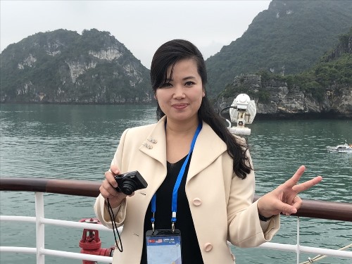 Nữ ca sỹ nổi tiếng Hyon Song-wol tạo dáng bên vịnh Hạ Long. Ảnh: N.H Nữ ca sỹ nổi tiếng Hyon Song-wol tạo dáng bên vịnh Hạ Long. Ảnh: N.H