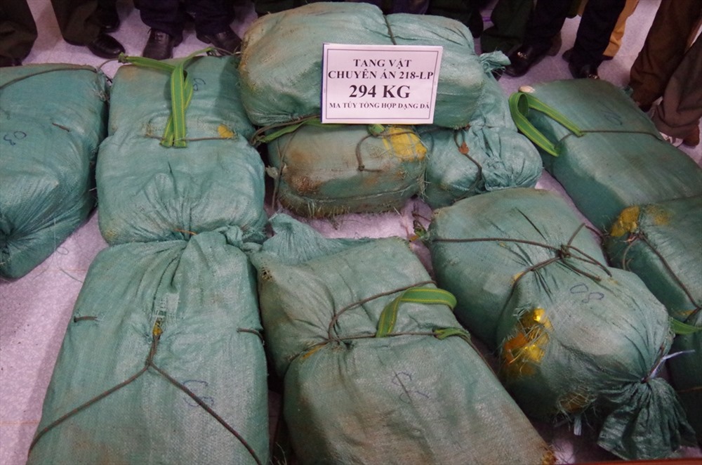 12 bao tải màu xanh chứa 294 kg ma túy dạng đá. 12 bao tải màu xanh chứa 294 kg ma túy dạng đá.
