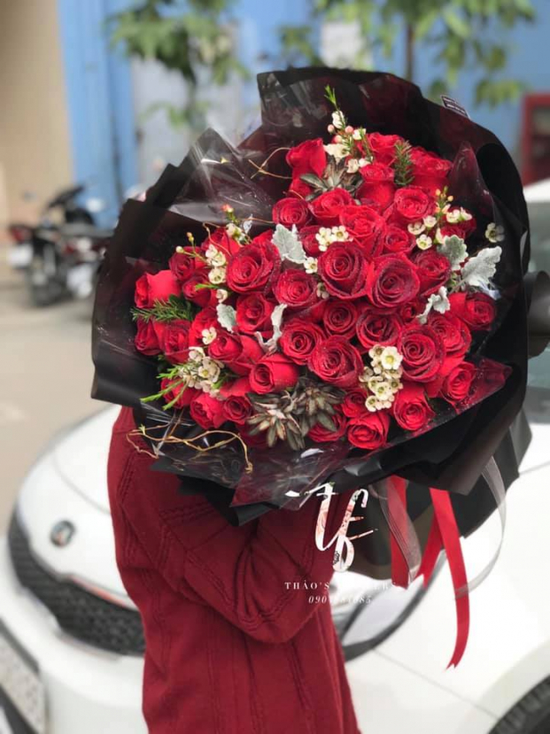Hoa hồng đỏ truyền thống vẫn giữ vững được vị thế. Nếu bạn không ưa sự phá cách và mong muốn gửi gắm ý nghĩa một tình yêu nồng nhiệt, đắm say đến người yêu, có thể chọn hoa hồng truyền thống. Hoa hồng đỏ truyền thống vẫn giữ vững được vị thế. Nếu bạn không ưa sự phá cách và mong muốn gửi gắm ý nghĩa một tình yêu nồng nhiệt, đắm say đến người yêu, có thể chọn hoa hồng truyền thống.