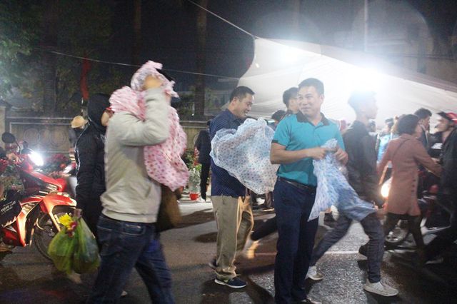 Cơn mưa nhỏ bắt đầu đổ xuống khiến nhiều người bất ngờ nhưng họ vẫn Cơn mưa nhỏ bắt đầu đổ xuống khiến nhiều người bất ngờ nhưng họ vẫn