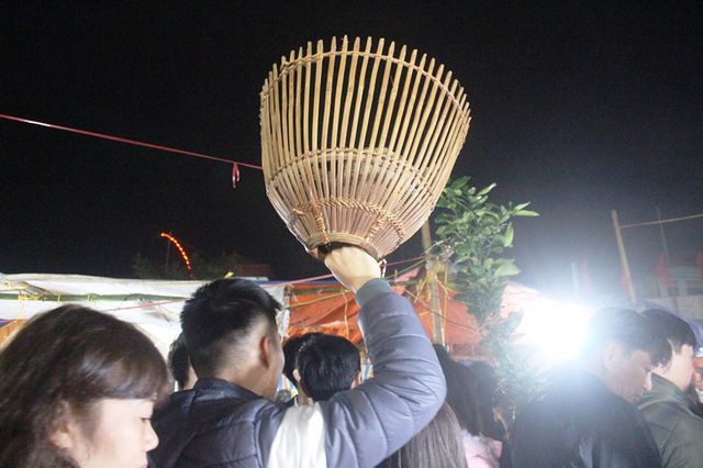 Nhiều người chọn mua chiếc đơm để mong năm mới Kỷ Hợi sẽ đơm đầy may mắn, hạnh phúc. Nhiều người chọn mua chiếc đơm để mong năm mới Kỷ Hợi sẽ đơm đầy may mắn, hạnh phúc.