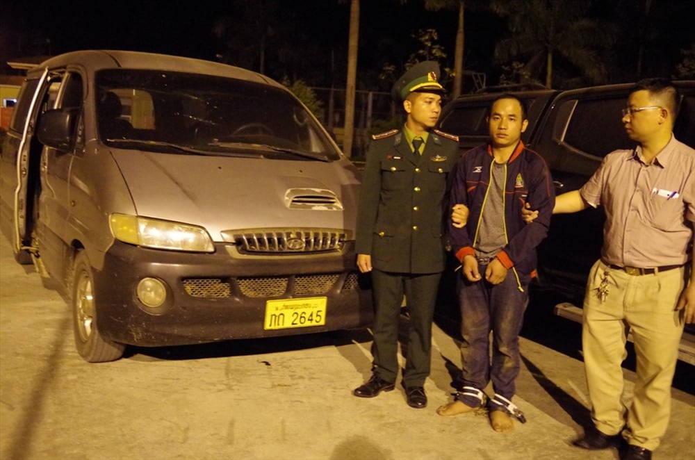 Đối tượng cùng chiếc xe chở theo ma túy bị lực lượng chức năng bắt giữ. Đối tượng cùng chiếc xe chở theo ma túy bị lực lượng chức năng bắt giữ.