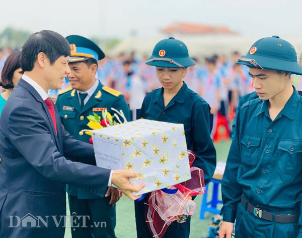 tan binh thanh hoa xuc dong, bin rin chia tay nguoi than hinh anh 1