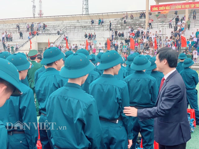 tan binh thanh hoa xuc dong, bin rin chia tay nguoi than hinh anh 3