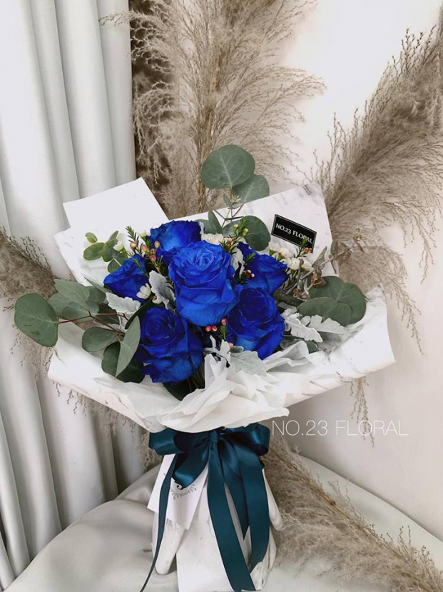 Tất nhiên giá thành của những bó hoa đẹp nức lòng như thế này không hề rẻ, dao động từ 3-5 triệu đồng, thậm chí có bó hoa lên tới 10 triệu đồng. Tất nhiên giá thành của những bó hoa đẹp nức lòng như thế này không hề rẻ, dao động từ 3-5 triệu đồng, thậm chí có bó hoa lên tới 10 triệu đồng.