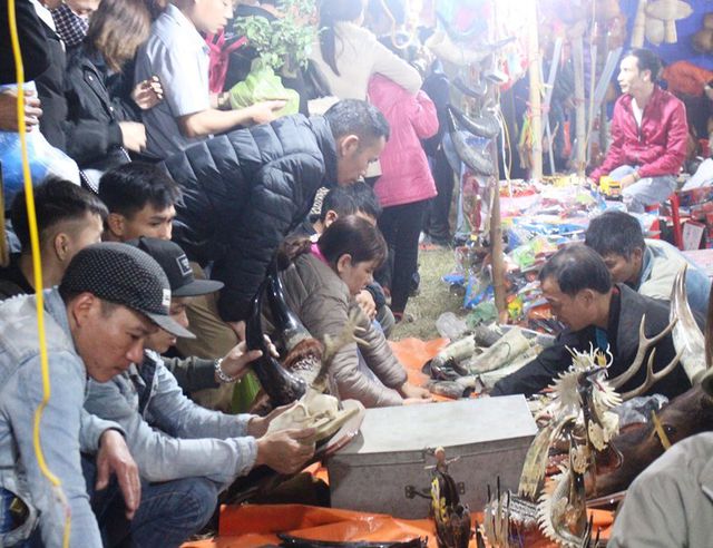 Ở chợ Viềng, người mua mặc sức xem đồ, trả giá với người bán mà không sợ Ở chợ Viềng, người mua mặc sức xem đồ, trả giá với người bán mà không sợ