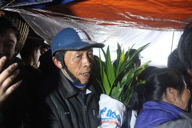 Vẻ mặt mệt mỏi của một người đàn ông đã mua được đồ nhưng vẫn chưa thể thoát khỏi chợ Viềng do quá đông người. Vẻ mặt mệt mỏi của một người đàn ông đã mua được đồ nhưng vẫn chưa thể thoát khỏi chợ Viềng do quá đông người.