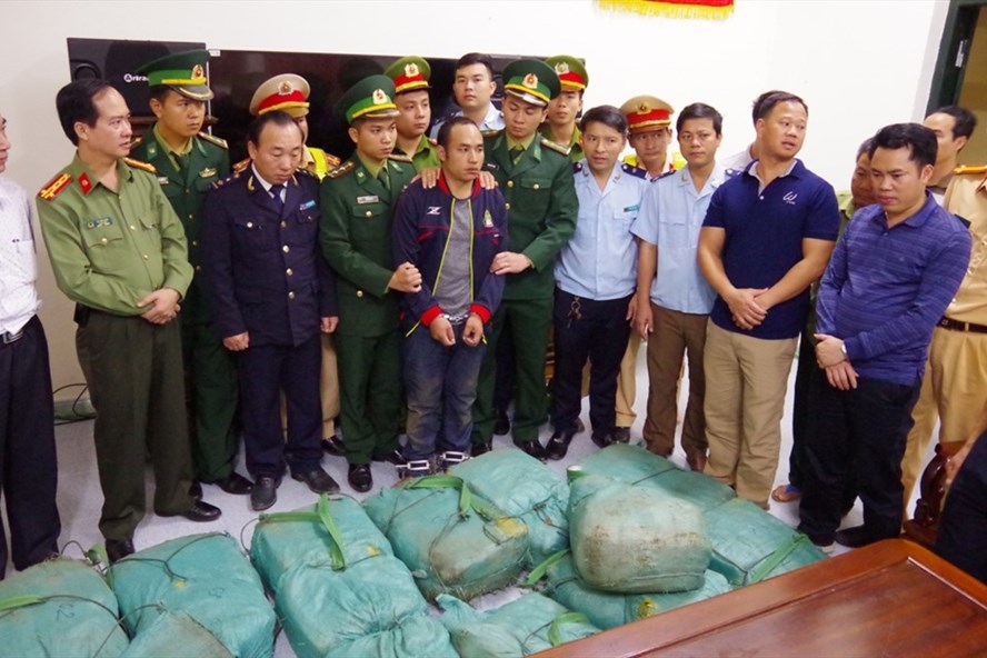 Đối tượng VANGCHUEYANG BRIACHEAR bị bắt giữ cùng tang vật. Đối tượng VANGCHUEYANG BRIACHEAR bị bắt giữ cùng tang vật.