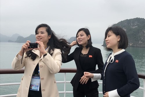 Nữ ca sĩ cùng hai cô gái trong phái đoàn thích thú với vẻ đẹp của vịnh Hạ Long. Ảnh: N.H Nữ ca sĩ cùng hai cô gái trong phái đoàn thích thú với vẻ đẹp của vịnh Hạ Long. Ảnh: N.H