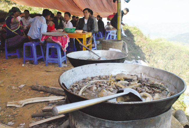 Trong các lễ hội ở vùng cao, không thể không kể đến không gian ẩm thực với các món ăn đặc sắc như phở chua, mèn mén, thắng cố, bánh dày...