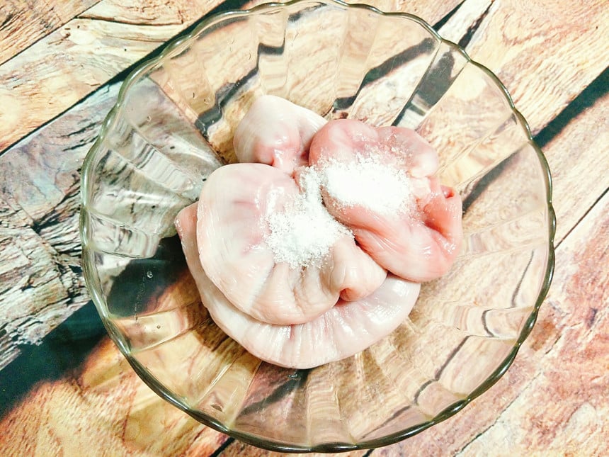 Tràng lợn cho vào tô cùng với 1 thìa giấm, 1 thìa muối rồi bóp kỹ sau đó đem rửa lại vài lần với nước cho thật sạch. Tràng lợn cho vào tô cùng với 1 thìa giấm, 1 thìa muối rồi bóp kỹ sau đó đem rửa lại vài lần với nước cho thật sạch.