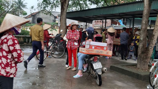 Thấy lời chào mời hấp dẫn, nhiều người dân đã kéo đến nộp tiền cọc và hào hứng nhận quà (ảnh bạn đọc cung cấp).