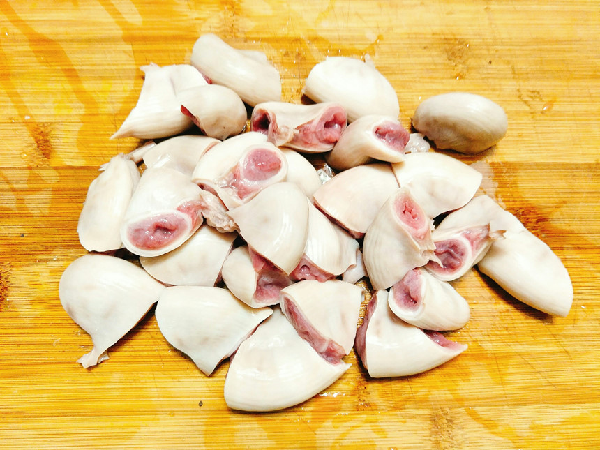 Đổ nước vào nồi đun sôi sau đó cho 1 nhánh gừng thái lát cùng với tràng lợn vào chần sơ qua, vớt ra thả vào chậu nước lạnh, ngâm 5 phút cho nguội bớt sau đó thái khúc ngắn vừa ăn. Đổ nước vào nồi đun sôi sau đó cho 1 nhánh gừng thái lát cùng với tràng lợn vào chần sơ qua, vớt ra thả vào chậu nước lạnh, ngâm 5 phút cho nguội bớt sau đó thái khúc ngắn vừa ăn.
