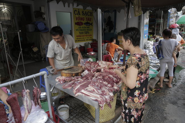 Các tiểu thương rất tự tin với nguồn heo của mình. Các tiểu thương rất tự tin với nguồn heo của mình.