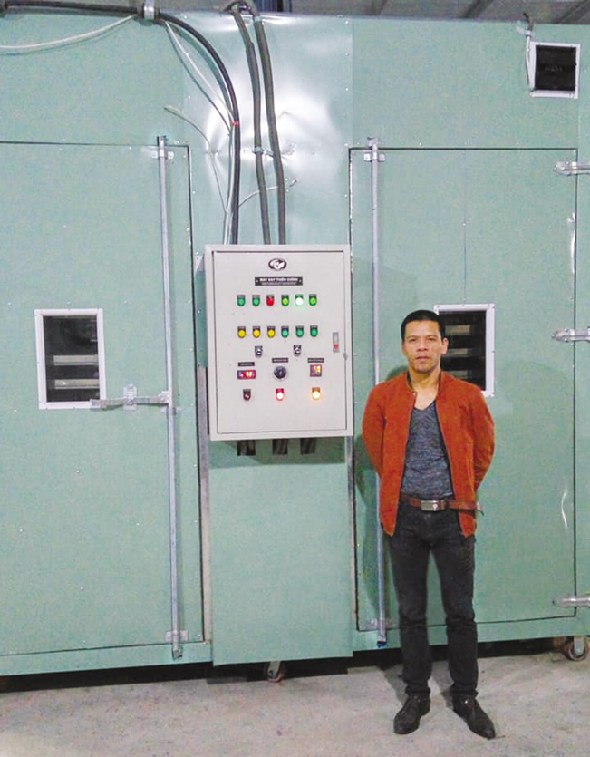 Anh Vũ Tiến Nam bên chiếc máy sấy đa năng. Anh Vũ Tiến Nam bên chiếc máy sấy đa năng.