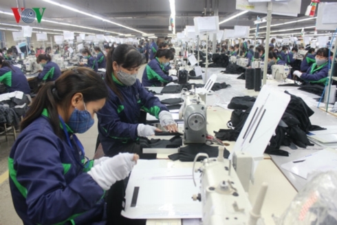 Mức thu nhập của công nhân may còn thấp. Mức thu nhập của công nhân may còn thấp.