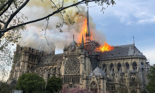 Đám cháy nhìn từ vườn hoa, bên hông phải nhà thờ. Ảnh: Parisien.