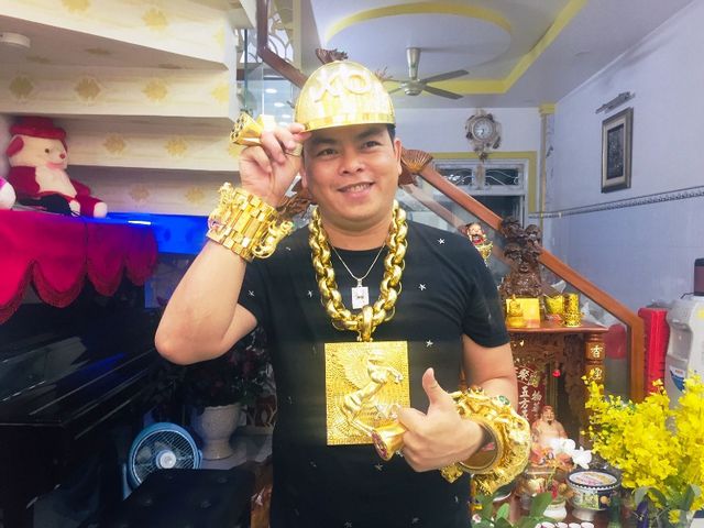 Anh Trần Ngọc Phúc đeo vàng vì phong thủy. Anh Trần Ngọc Phúc đeo vàng vì phong thủy.