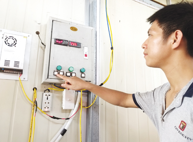Anh Duân giới thiệu hệ thống máy móc, công nghệ sử dụng tại trại nấm của mình. Anh Duân giới thiệu hệ thống máy móc, công nghệ sử dụng tại trại nấm của mình.