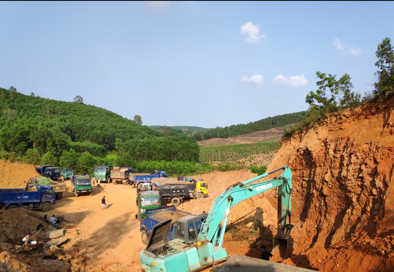 Hiện trường khai thác đất ào ạt tại trang trại của Cty Hưng Đức Vinh ở xã Tam Mỹ Đông (huyện Núi Thành, tỉnh Quảng Nam). Hiện trường khai thác đất ào ạt tại trang trại của Cty Hưng Đức Vinh ở xã Tam Mỹ Đông (huyện Núi Thành, tỉnh Quảng Nam).