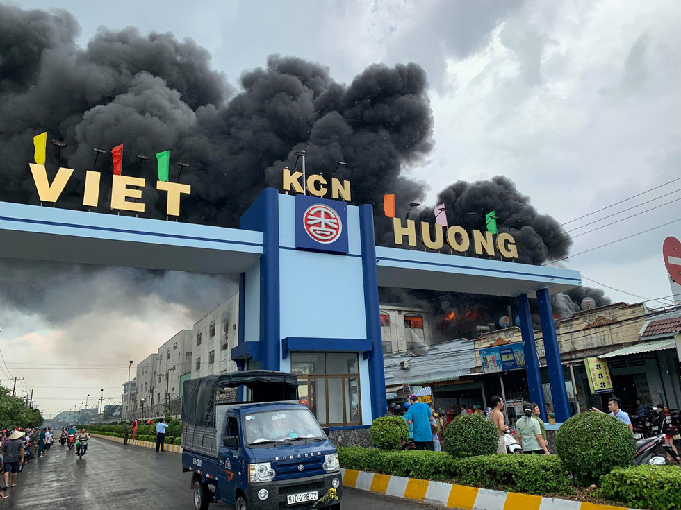Đang cháy dữ dội ở Khu công nghiệp Việt Hương 1, Thuận An, tỉnh Bình Dương. Ảnh: Đỗ Trường Đang cháy dữ dội ở Khu công nghiệp Việt Hương 1, Thuận An, tỉnh Bình Dương. Ảnh: Đỗ Trường