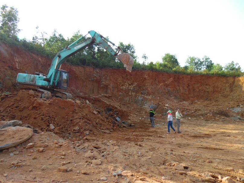 Dư luận cho rằng bà Thắm cho cắt hạ quả đồi xuống đến lớp đá đến xe múc cũng chịu thua thì làm sao trồng cây? Dư luận cho rằng bà Thắm cho cắt hạ quả đồi xuống đến lớp đá đến xe múc cũng chịu thua thì làm sao trồng cây?