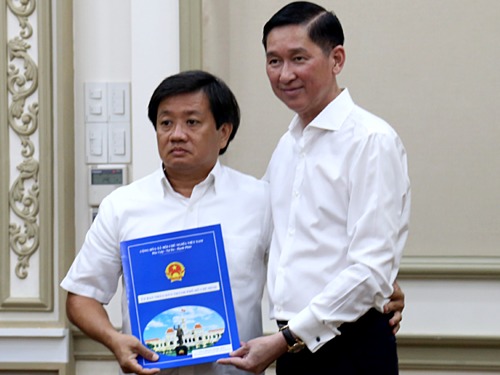 Ông Đoàn Ngọc Hải nhận quyết định làm Phó tổng giám đốc Công ty Xây dựng Sài Gòn sáng nay. Ảnh: Hữu Công. Ông Đoàn Ngọc Hải nhận quyết định làm Phó tổng giám đốc Công ty Xây dựng Sài Gòn sáng nay. Ảnh: Hữu Công.