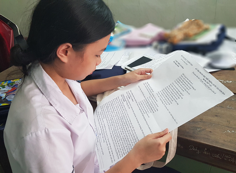 Thí sinh Ngân Giang với đề thi môn Ngữ Văn in trên giấy A3. Ảnh: Võ Thạnh Thí sinh Ngân Giang với đề thi môn Ngữ Văn in trên giấy A3. Ảnh: Võ Thạnh