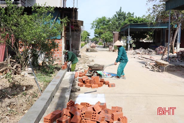 Các hộ dân thôn Đồng Liên hiến đất mở rộng đường.