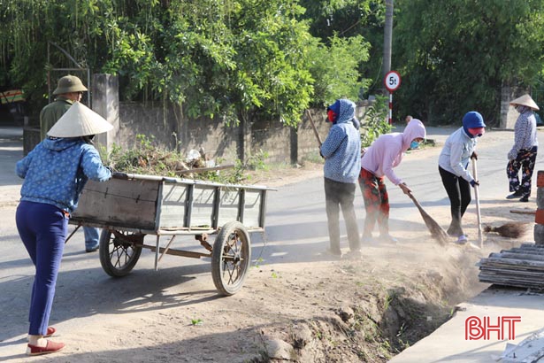 Các đoàn thể không quản thời tiết nắng nóng vẫn tham gia nhiệt tình.