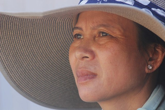 quang binh: duoi cai nang 40°c, me dap xe cho con den diem thi hinh anh 7