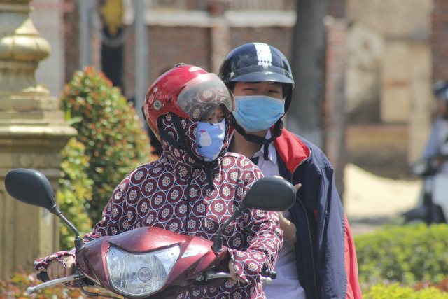 quang binh: duoi cai nang 40°c, me dap xe cho con den diem thi hinh anh 1