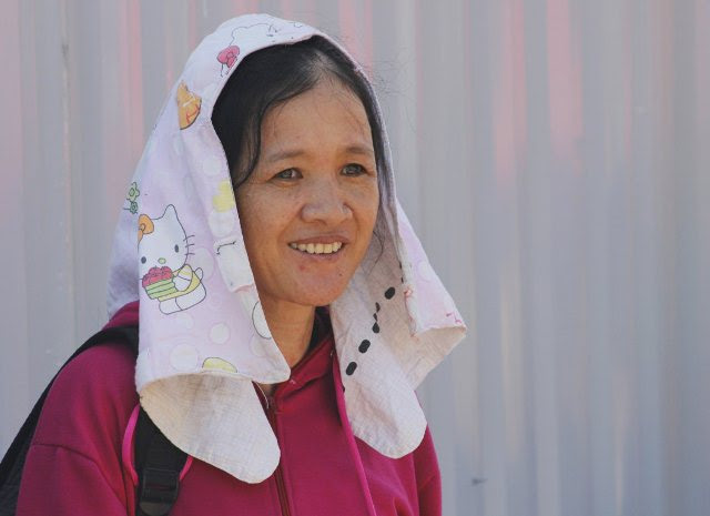 quang binh: duoi cai nang 40°c, me dap xe cho con den diem thi hinh anh 8