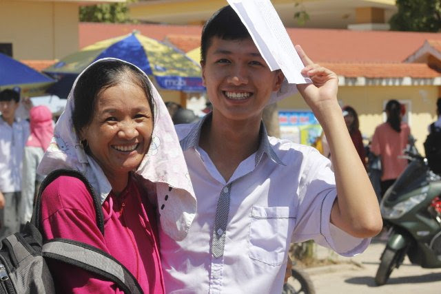 quang binh: duoi cai nang 40°c, me dap xe cho con den diem thi hinh anh 9