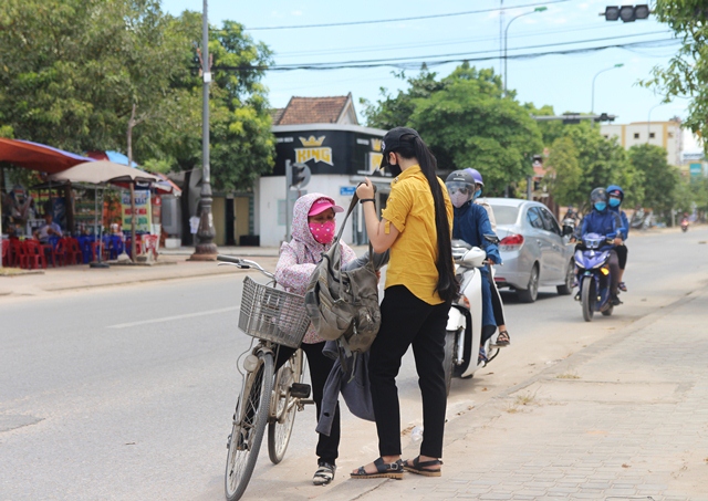 quang binh: duoi cai nang 40°c, me dap xe cho con den diem thi hinh anh 3