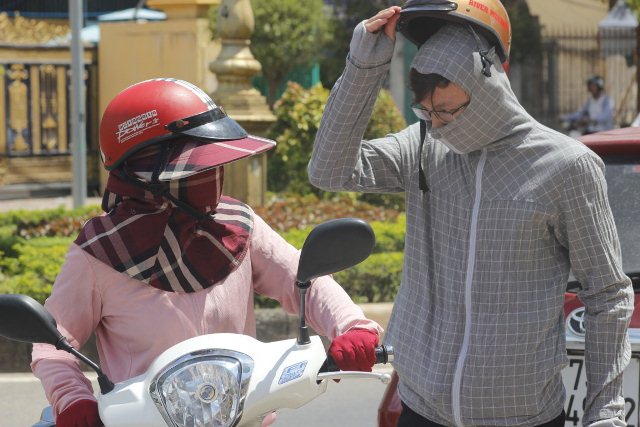 quang binh: duoi cai nang 40°c, me dap xe cho con den diem thi hinh anh 2