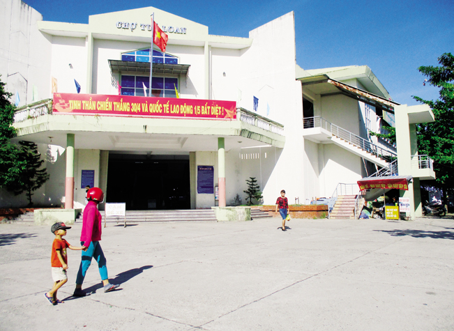 Khu phố chợ Túy Loan là nơi tập trung hàng nghìn hộ dân tham gia kinh doanh và buôn bán. Khu phố chợ Túy Loan là nơi tập trung hàng nghìn hộ dân tham gia kinh doanh và buôn bán.