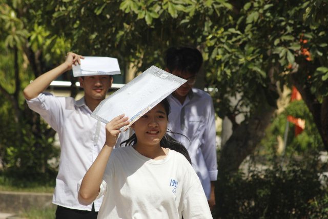 quang binh: duoi cai nang 40°c, me dap xe cho con den diem thi hinh anh 6