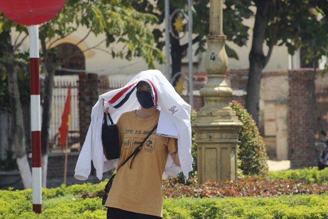 quang binh: duoi cai nang 40°c, me dap xe cho con den diem thi hinh anh 4