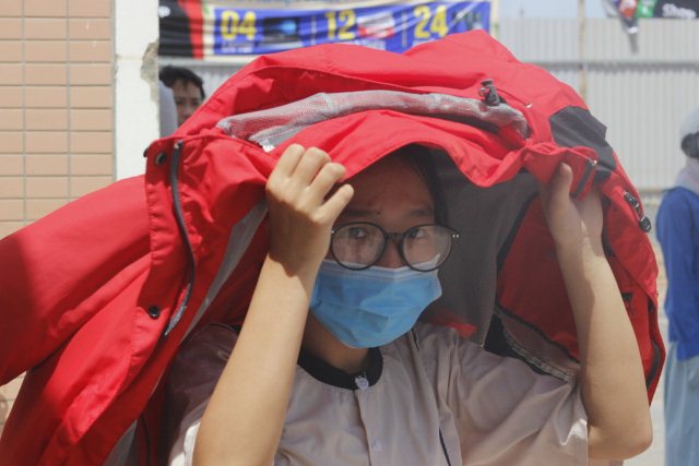 quang binh: duoi cai nang 40°c, me dap xe cho con den diem thi hinh anh 5