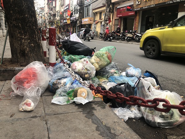 Nhiều tuyến phố trên địa bàn Thủ đô vẫn còn tình trạng xả rác bừa bãi. Nhiều tuyến phố trên địa bàn Thủ đô vẫn còn tình trạng xả rác bừa bãi.