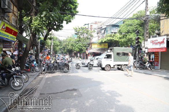 Phố Hàng Bông cả 2 chiều hướng ra phố Đinh Tiên Hoàng và Nguyễn Thái Học đều được phong tỏa. Ảnh: Trần Thường Phố Hàng Bông cả 2 chiều hướng ra phố Đinh Tiên Hoàng và Nguyễn Thái Học đều được phong tỏa. Ảnh: Trần Thường