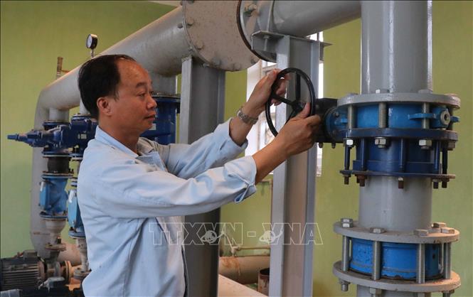Nhân viên điều chỉnh, kiểm tra hệ thống máy móc tại Trạm cấp nước sạch Phú Hòa, huyện Lương Tài, tỉnh Bắc Ninh. Nhân viên điều chỉnh, kiểm tra hệ thống máy móc tại Trạm cấp nước sạch Phú Hòa, huyện Lương Tài, tỉnh Bắc Ninh.